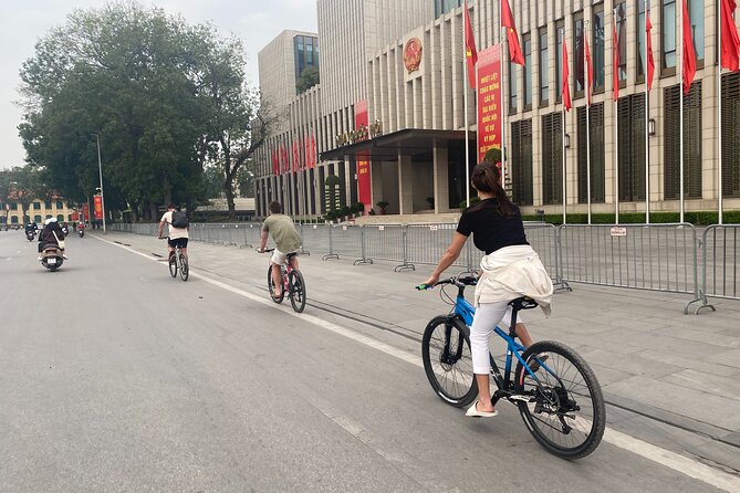 Hanoi City Bike Tour through Banana Island & Food Tasting - Railway tracks and the café-lined route