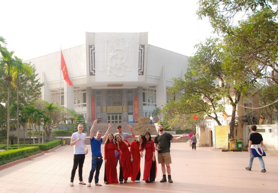 Hanoi: City Sightseeing Motorbike Tour - West Lake and Tran Quoc Pagoda