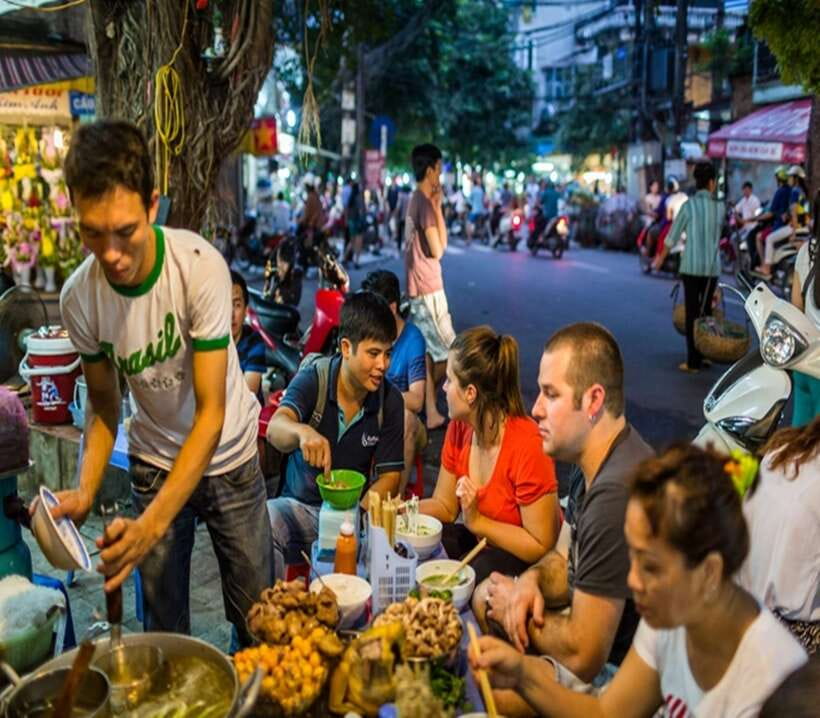 Hanoi: Eat Like a Local Small Group Street Food Tour - The first tastings: papaya salad and Hanoi snacks