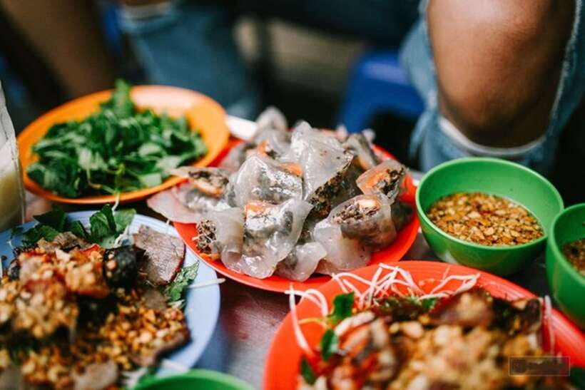 Hanoi: Eat Like a Local Small Group Street Food Tour - Walking Hanoi’s Old Quarter between meals