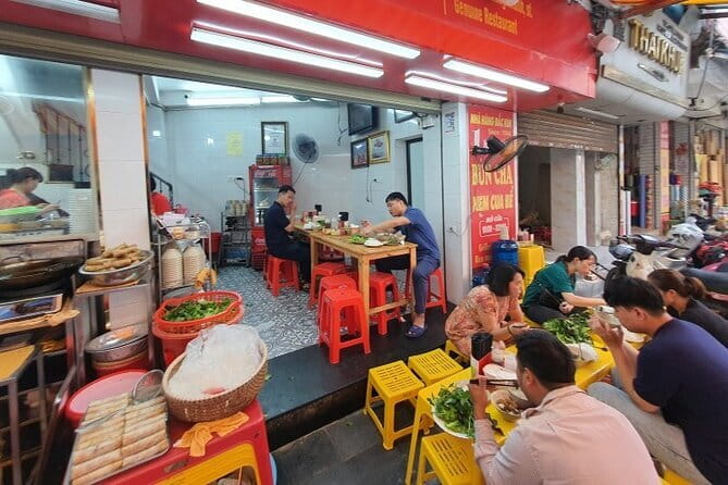 Hanoi Famous Michelin Guided Street Food Tour - Stop one: dry chicken phở at Phở Gà Nguyệt
