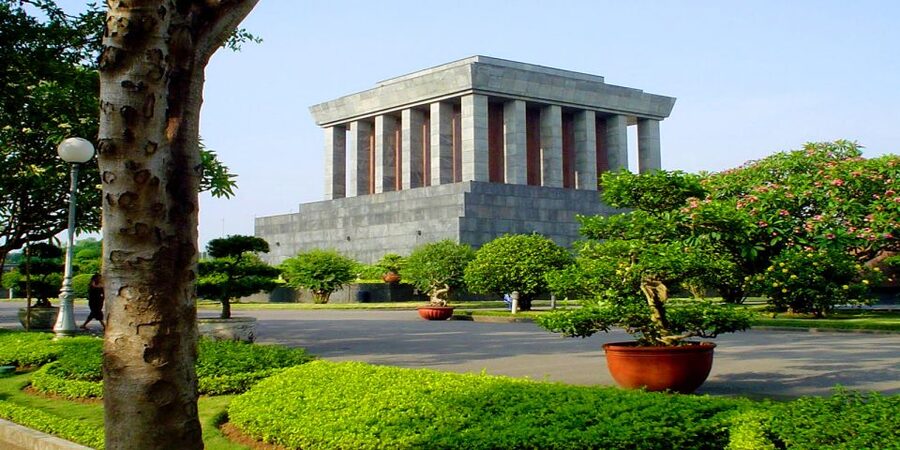 Hanoi: Full-Day City Tour and Water Puppet Show - Seeing the Ho Chi Minh complex and One Pillar Pagoda