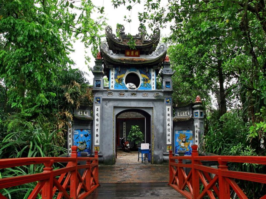 Hanoi: Full-Day City Tour and Water Puppet Show - What the guides add to a crowded day