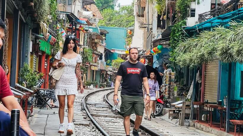 Hanoi: Guided Food Tour with Train Street Visit - Egg coffee and the close-up train view