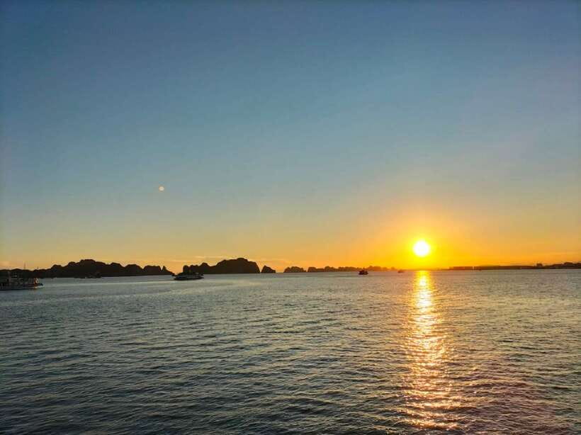 Hanoi: Ha Long Bay Day Cruise - Swimming, Meal, Kayaking - Guides make a practical difference