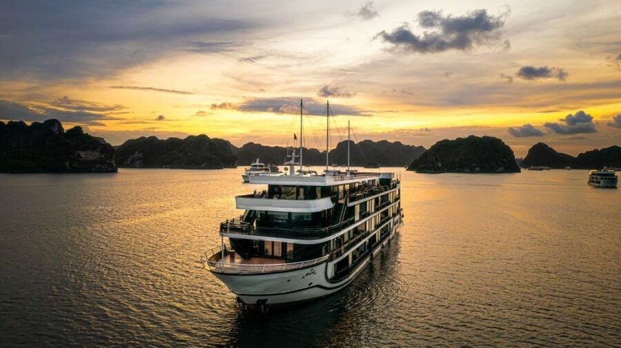 Hanoi: Halong Bay 2-Day 5-Star Balcony Cruise & Bathtub - Sunset, cooking, and dinner aboard
