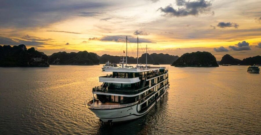 Hanoi: Halong Bay 2-Day 5-Star Balcony Cruise & Bathtub - Lunch while the ship heads toward the bay