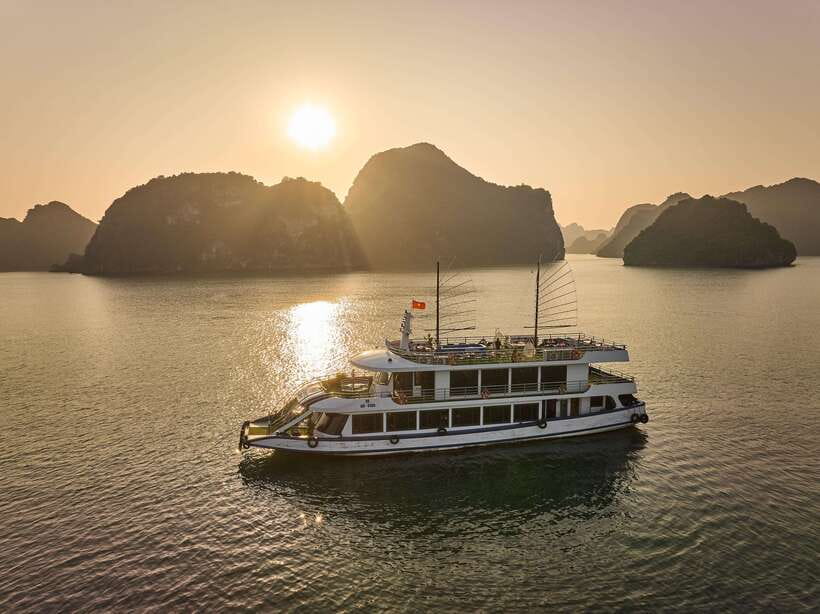 Hanoi: Halong Bay Cruise, Amazing Cave, Titov Island & Kayak - Who should book this day cruise?