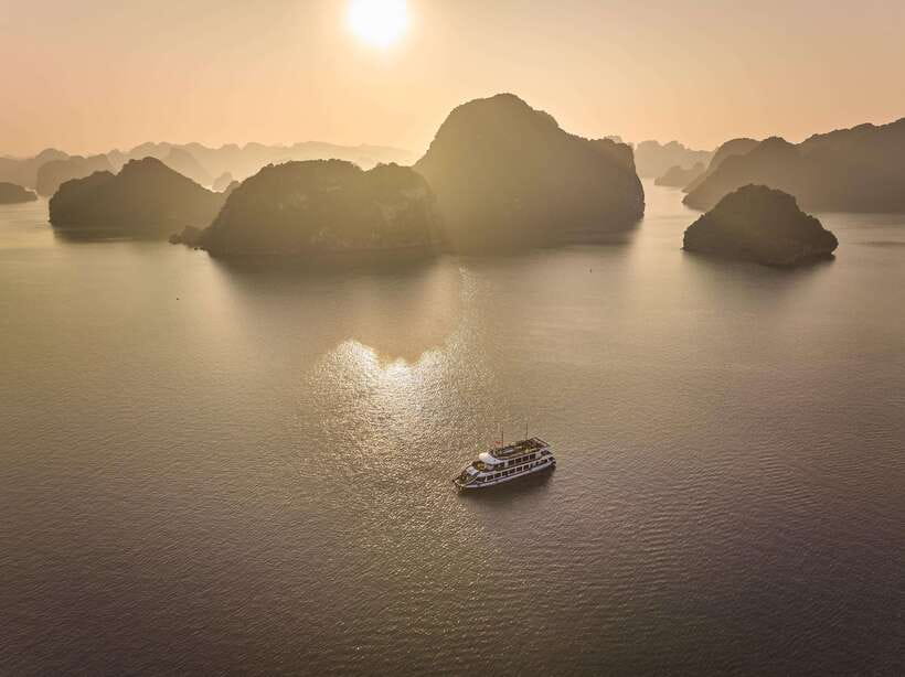Hanoi: Halong Bay Cruise, Amazing Cave, Titov Island & Kayak - Lunch while limestone islands slide past