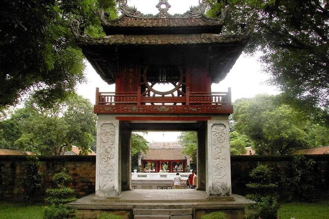 Hanoi Hidden Bites Premium Food Adventure - A short cultural pause at Hoan Kiem Lake
