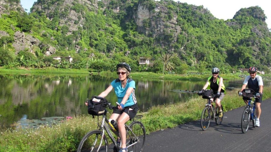 Hanoi: Hoa Lu, Trang An, and Mua Cave Full-Day Trip - Climbing Mua Cave’s stone steps