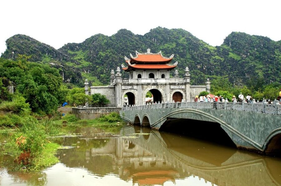 Hanoi: Hoa Lu, Trang An, and Mua Cave Full-Day Trip - Guides who shape the day
