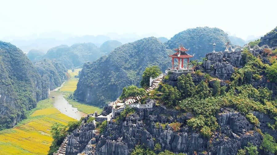 Hanoi: Hoa Lu, Trang An Caves & Mua Cave Day Trip and Lunch - Lunch at a busy local restaurant