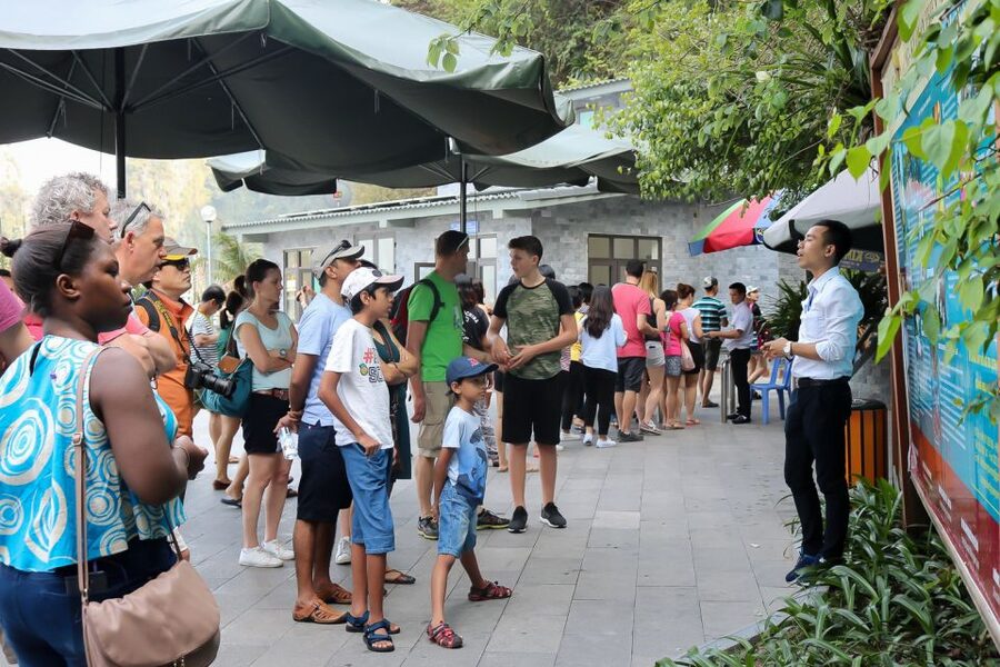 Hanoi: Islands & Caves Ha Long Cruise with Lunch & Kayaking - The seafood lunch on board
