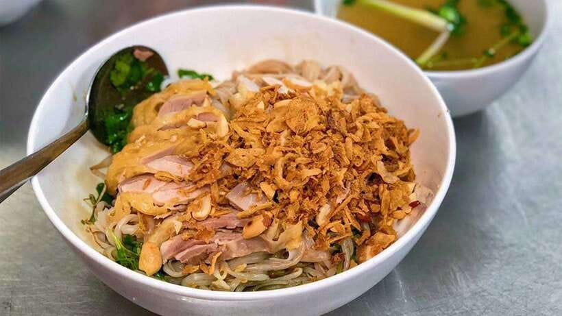 Hanoi: Michelin Guide Street Food Walking Tour - Second stop: crispy eel and glass noodles