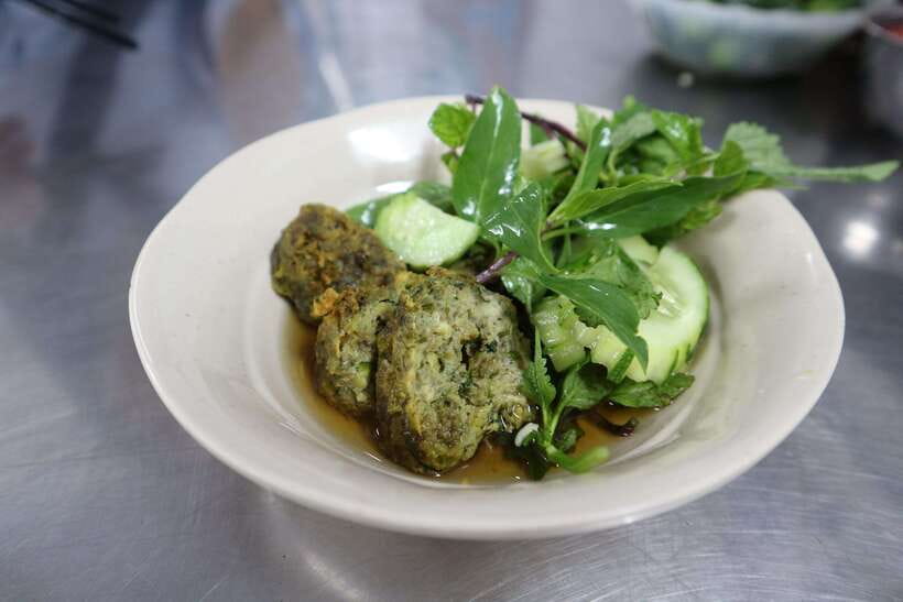 Hanoi: Michelin Guide Street Food Walking Tour - The guide is a major part of the value