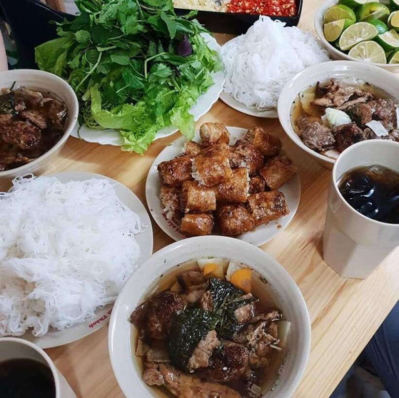 Hanoi: Michelin Guide Street Food Walking Tour - First bowl: dry chicken pho with a local twist
