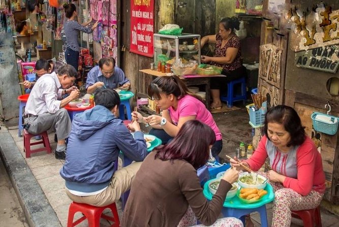 Hanoi Michelin Star Walking Food Tour & Train Street - What the guide adds to the evening