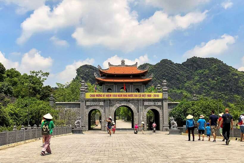 Hanoi/Ninh Binh: 1-Day Tam Coc/Trang An, Hoa Lu & Mua Caves - From Hanoi to Hoa Lu, Vietnam’s first imperial capital