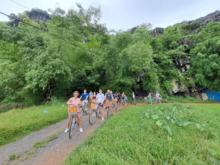 Hanoi: Ninh Binh, Hoa Lu, Tam Coc and Mua Cave Day Trip - The buffet lunch beside Tam Coc River