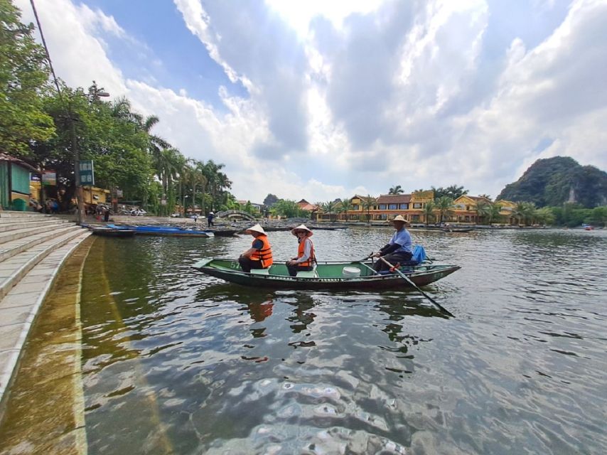 Hanoi: Ninh Binh, Hoa Lu, Tam Coc and Mua Cave Day Trip - Tam Coc by sampan, the calm center of the day