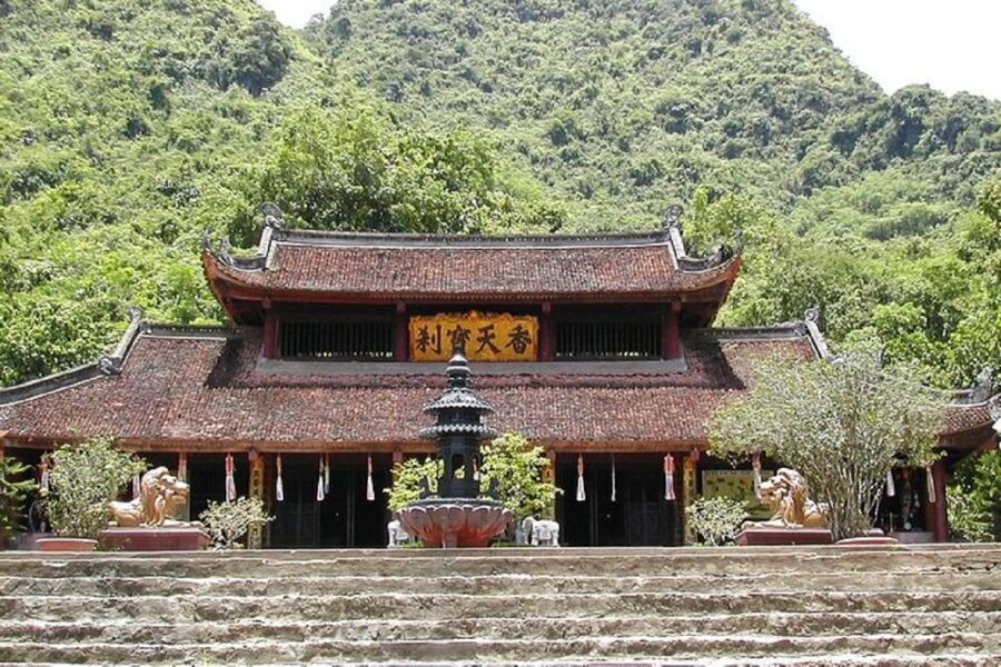 Hanoi: Perfume Pagoda - Yen Stream Boat Ride, Lunch & Cave - Reaching Huong Tich Cave by foot or cable car