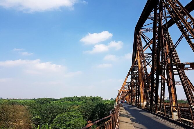 Hanoi Private Day Tour: Hidden Gems, Hoa Lo Prison, Train Street - Train Street and the wait for the passing train