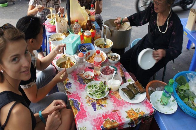 Hanoi Street Food Experience by Walking - Why a Hanoi food walk works so well at 6:00 pm