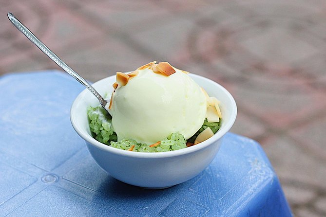 Hanoi Street Food: Small Group Walking Tour with Real Foodie - Walking through the Old Quarter between bites