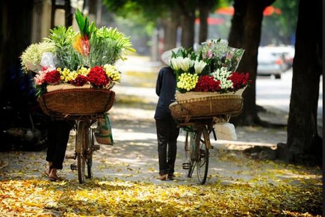 Hanoi street food tour (small group) - Starting with green papaya salad at Hoan Kiem