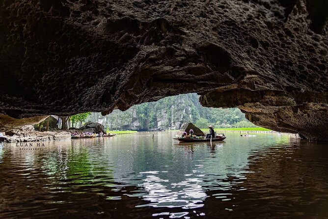Hanoi to Ninh Binh Day Trip: Mua Cave, Trang An Boat Ride - Lunch - Climbing Mua Cave for the big view
