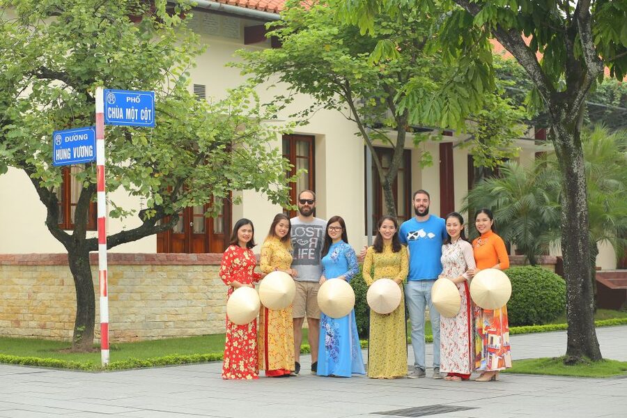 Hanoi: Traditional Ao Dai Dress and Non La Hat Rental - Choosing an Ao Dai on Bat Su Street