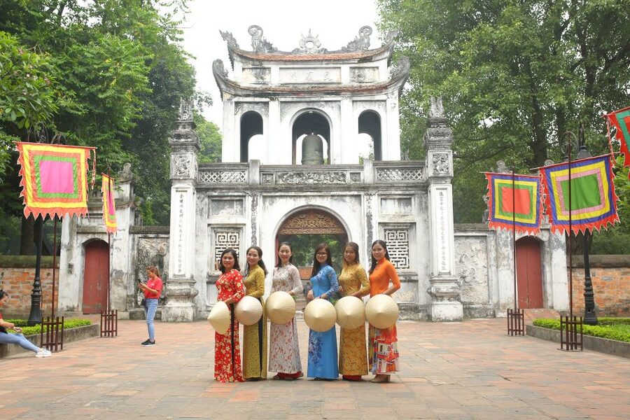 Hanoi: Traditional Ao Dai Dress and Non La Hat Rental - Booking flexibility and practical limits