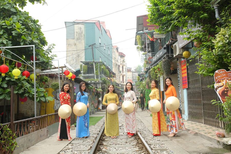 Hanoi: Traditional Ao Dai Dress and Non La Hat Rental - Who will enjoy this rental most