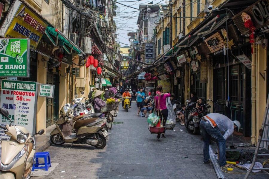 Hanoi: Walking Street Food Tour & Train Street w/Local Guide - Key points at a glance