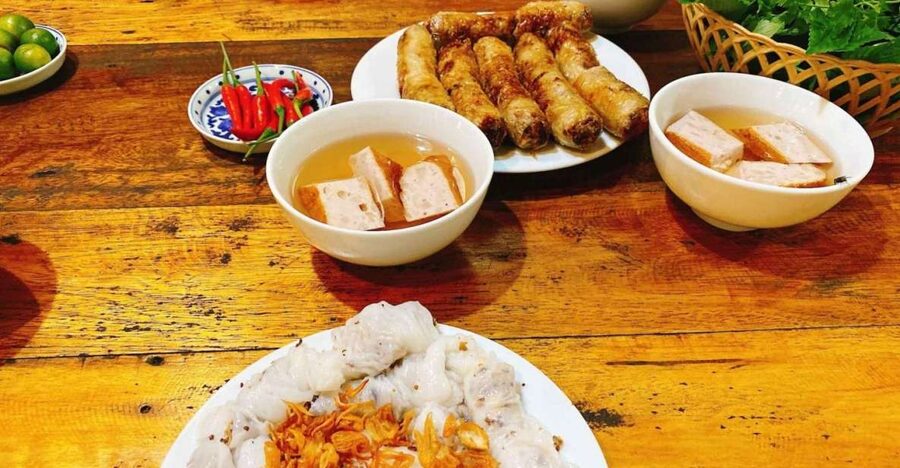Hanoi: Walking Street Food Tour & Train Street w/Local Guide - Why this food walk works well on your first day
