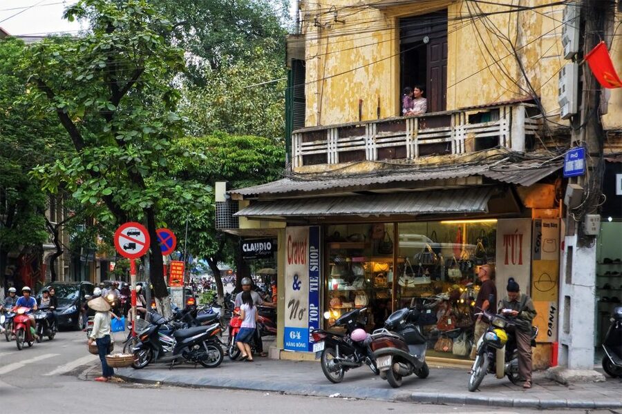 Hanoi: Walking Street Food Tour & Train Street w/Local Guide - Following Hanoi’s food trail through the Old Quarter