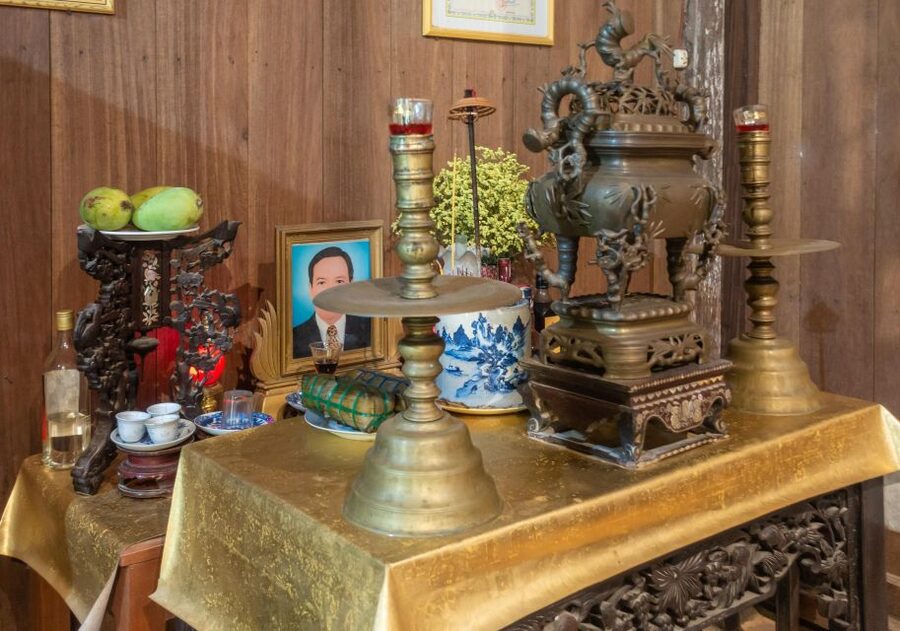 Ho Chi Minh City: Mekong River Delta Day Trip with Boat Trip - Mr. Kiet’s old house and its carved interiors