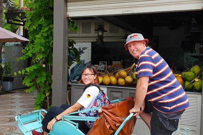 Ho Chi Minh City private walking tours with young local volunteers - District 10: flowers, apartments, and a night of local food