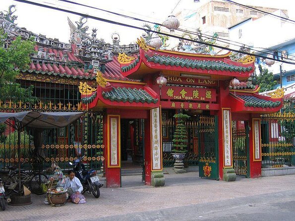 Ho Chi Minh City private walking tours with young local volunteers - The best part is the human connection