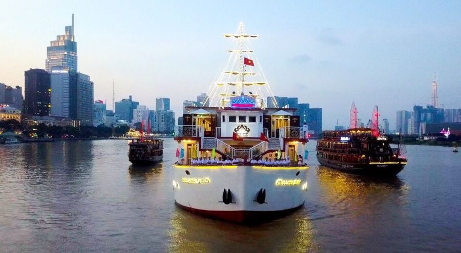 Ho Chi Minh: Private City Tour and Dinner Cruise with Buffet - The central sights after sunset