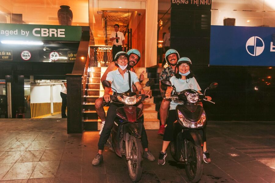 Ho Chi Minh: Private City Tour and Dinner Cruise with Buffet - Cyclo or scooter: choosing the right view