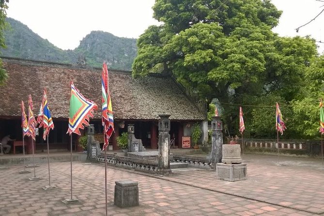Hoa Lu - Tam Coc boat Trip and Mua Cave - Guide service and group size