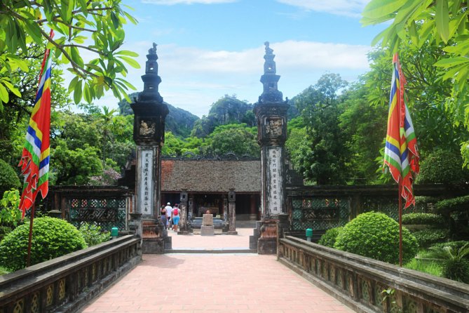 Hoa Lu - Tam Coc - Ninh Binh Day Tour: Biking, Visit Local Family - How the small group changes the experience
