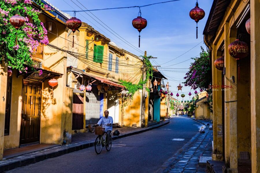 Hoi An: 2.5-Hour Street Food Tour - Market stalls and small food shops reveal the everyday menu