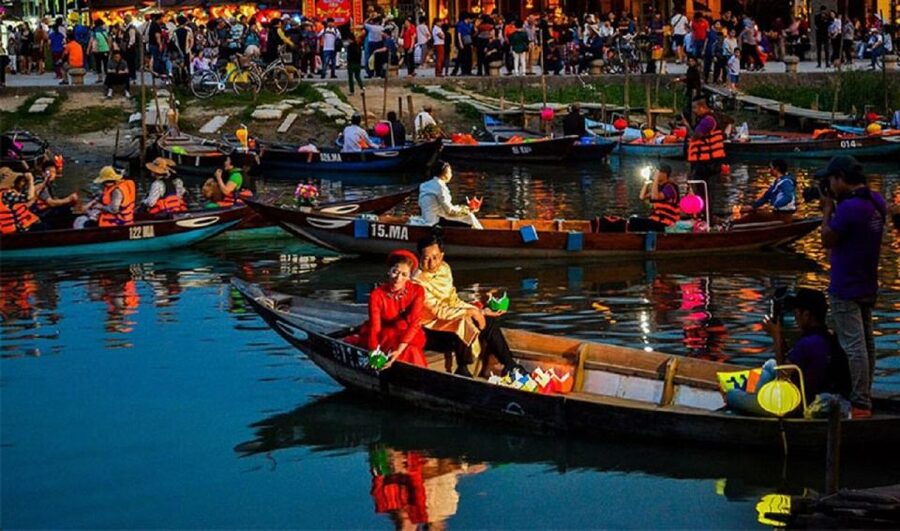 Hoi An : Hoai River Boat Trip by Night and Floating Lantern - Meeting at the Kazimierz Kwiatkowski bust