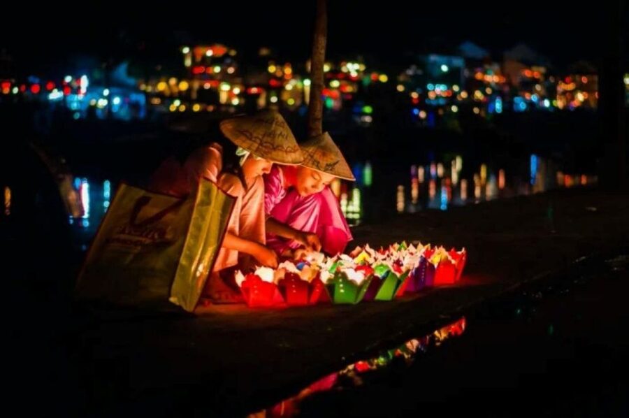 Hoi An : Hoai River Boat Trip by Night and Floating Lantern - Lighting and releasing your paper lantern