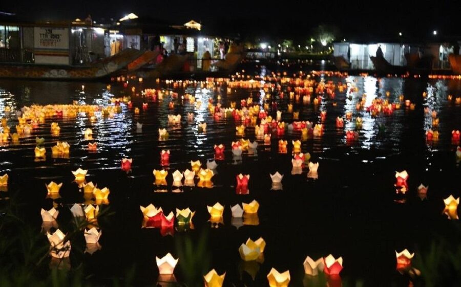 Hoi An : Hoai River Boat Trip by Night and Floating Lantern - What the $8 price really covers