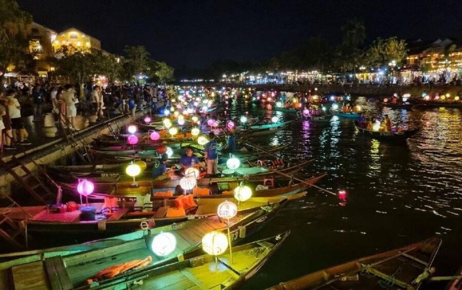 Hoi An : Hoai River Boat Trip by Night and Floating Lantern - Who will enjoy this most?