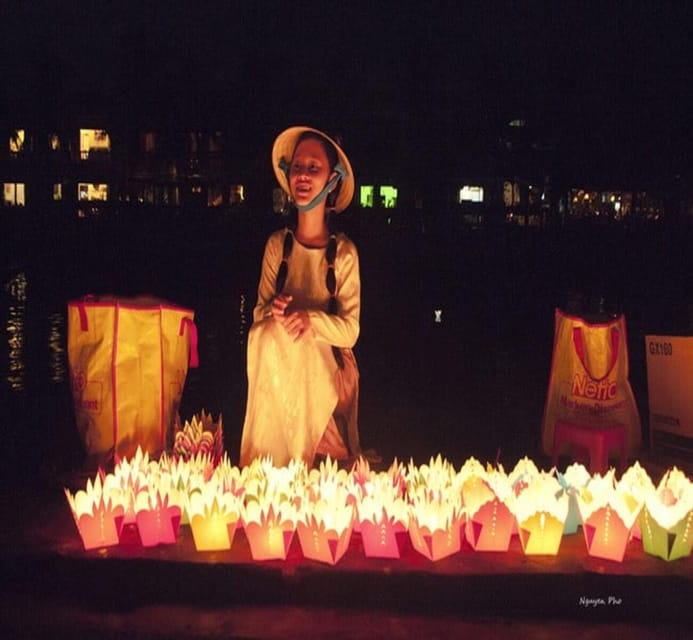 Hoi An: Hoai River Night Boat Trip and Floating Lantern - Lighting the flower lantern